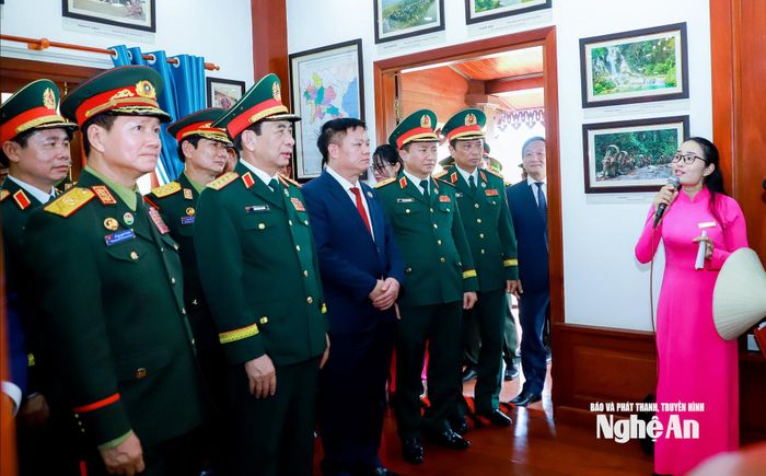 Đoàn đại biểu tham quan Nhà lưu niệm Chủ tịch Hồ Chí Minh. Ảnh: Thành Duy