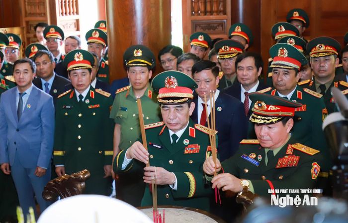 Đại tướng Phan Văn Giang - Ủy viên Bộ Chính trị, Phó Thủ tướng Chính phủ, Bộ trưởng Bộ Quốc phòng Việt Nam và Đại tướng Khamliang Outhakaysone - Ủy viên Bộ Chính trị Đảng Nhân dân Cách mạng Lào, Phó Thủ tướng Chính phủ, Bộ trưởng Bộ Quốc phòng Lào dâng hương tưởng niệm Chủ tịch Hồ Chí Minh. Ảnh: Thành Duy