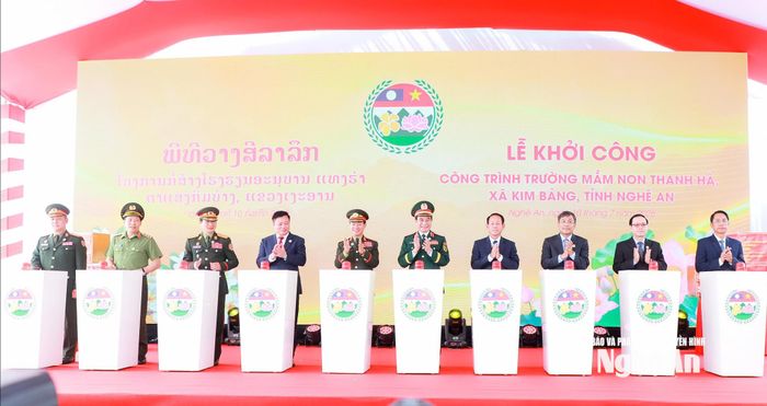Các đại biểu thực hiện nghi thức khởi công Trường Mầm non Thanh Hà, xã Kim Bảng. Ảnh: Thành Duy