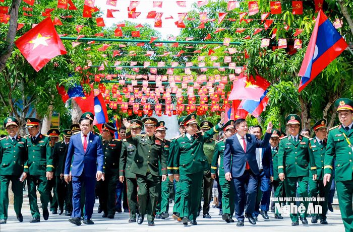 Đoàn đại biểu cấp cao Bộ Quốc phòng hai nước Việt Nam, Lào về dâng hoa, dâng hương tưởng niệm Chủ tịch Hồ Chí Minh tại Khu Di tích Quốc gia đặc biệt Kim Liên, tỉnh Nghệ An. Ảnh: Thành Duy