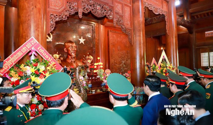 Các đại biểu thành kính tưởng niệm Chủ tịch Hồ Chí Minh. Ảnh: Thành Duy