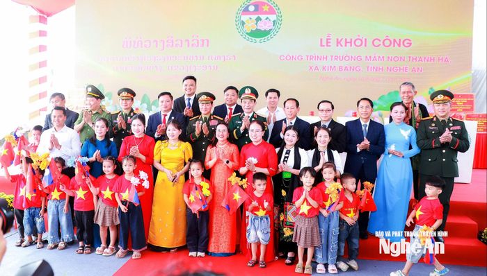 Đại tướng Phan Văn Giang - Ủy viên Bộ Chính trị, Phó Thủ tướng Chính phủ, Bộ trưởng Bộ Quốc phòng Việt Nam và Đại tướng Khamliang Outhakaysone - Ủy viên Bộ Chính trị Đảng Nhân dân Cách mạng Lào, Phó Thủ tướng Chính phủ, Bộ trưởng Bộ Quốc phòng Lào và các đại biểu chụp ảnh lưu niệm cùng lãnh đạo, cán bộ, người dân địa phương. Ảnh: Thành Duy