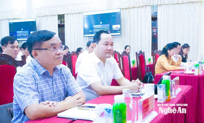 Các đồng chí lãnh đạo tỉnh và các ngành tham gia cuộc họp. Ảnh: Mai Hoa
