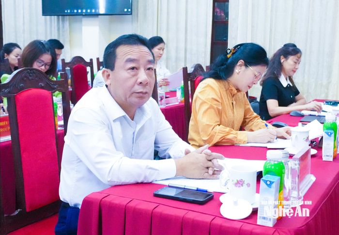 Các đồng chí lãnh đạo tỉnh và các sở, ngành tham gia hội nghị. Ảnh: Mai Hoa
