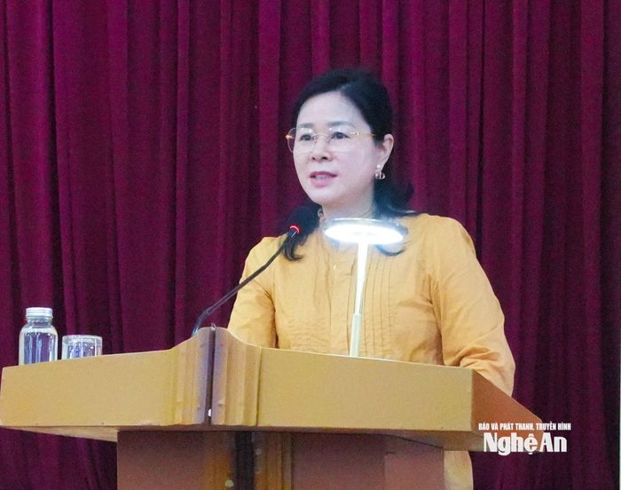 Giám đốc Sở Y tế Lê Thị Hoài Chung trao đổi về nhiệm vụ xây dựng các sản phẩm dược liệu trong lĩnh vực y tế và tăng cường giám sát, kiểm soát hoạt động của y học cổ truyền. Ảnh: Mai Hoa