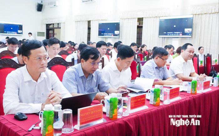 Các đồng chí lãnh đạo tỉnh và các ngành tham gia cuộc họp. Ảnh: Mai Hoa