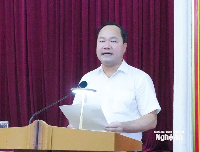 Đồng chí Hoàng Quốc Việt - Ủy viên Ban Thường vụ Tỉnh ủy, Giám đốc Sở Nông nghiệp và Môi trường báo cáo kế hoạch thực hiện nhiệm vụ của Ban Chỉ đạo. Ảnh: Mai Hoa