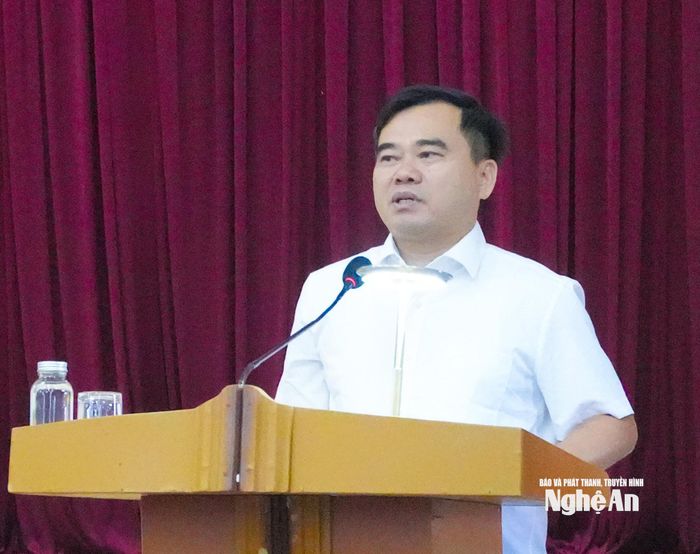 Chủ tịch Hội Nông dân tỉnh Nguyễn Viết Hùng trao đổi việc phối hợp với các doanh nghiệp chuyển giao khoa học, kỹ thuật, xây dựng các mô hình dược liệu. Ảnh: Mai Hoa