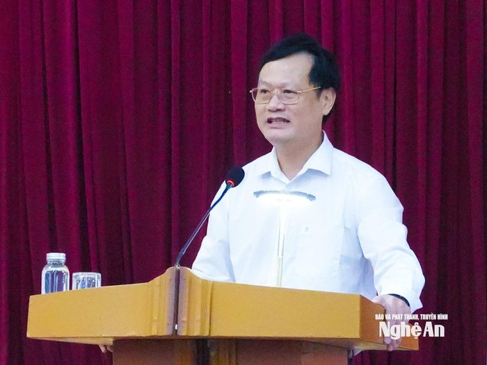 Giám đốc Sở Khoa học và Công nghệ Nguyễn Quý Linh trao đổi việc triển khai các dự án, nhiệm vụ khoa học - công nghệ về dược liệu. Ảnh: Mai Hoa