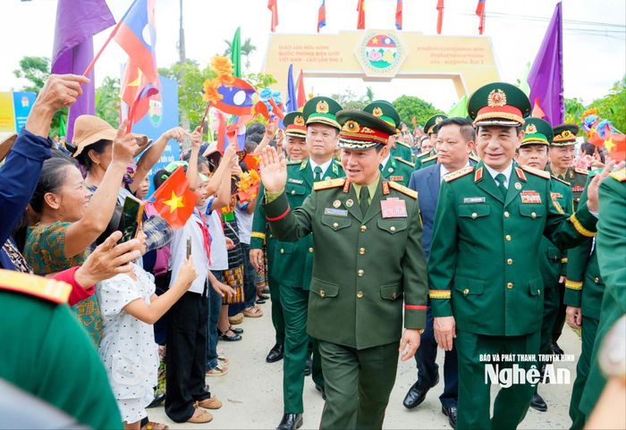 Đại tướng Phan Văn Giang và Đại tướng Khamliang Outhakaysone chào hỏi người dân thôn Thủy Phong, xã Kim Bảng. Ảnh: Phạm Bằng