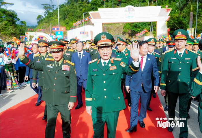 Đại tướng Phan Văn Giang chào đón Đại tướng Khamliang Outhakaysone tại Cửa khẩu Quốc tế Thanh Thủy. Ảnh: Phạm Bằng