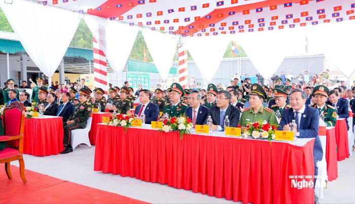 Đoàn đại biểu hai nước đến dự lễ sơ kết kết nghĩa cụm dân cư hai bên biên giới giữa thôn Thủy Phong, xã Kim Bảng, tỉnh Nghệ An (Việt Nam) với bản Xốp Tờng, xã Nặm On, huyện Xay Chăm Phon, tỉnh Bôlykhămxay (Lào). Ảnh: Phạm Bằng