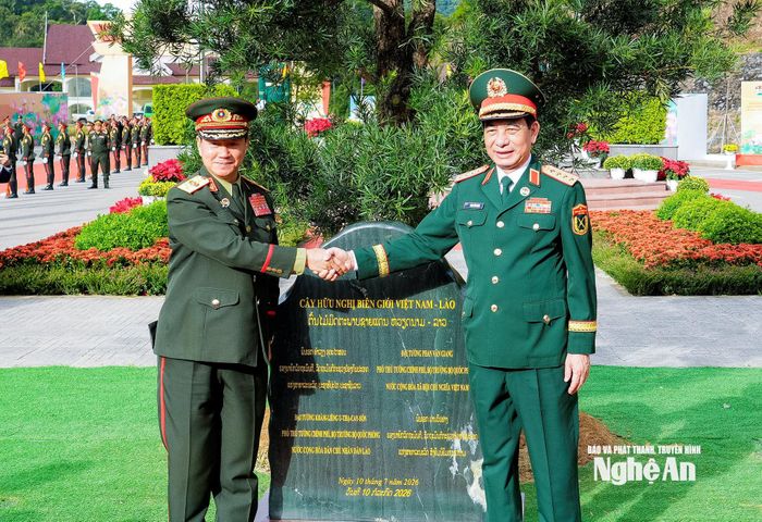 Đại tướng Phan Văn Giang và Đại tướng Khamliang Outhakaysone trồng cây lưu niệm gần cột mốc 460. Ảnh: Phạm Bằng