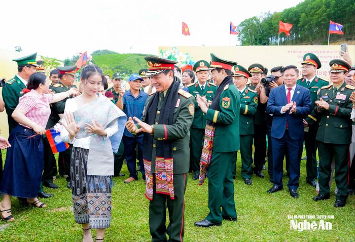Đại tướng Phan Văn Giang và Đại tướng Khamliang Outhakaysone giao lưu văn hóa, văn nghệ với người dân. Ảnh: Phạm Bằng