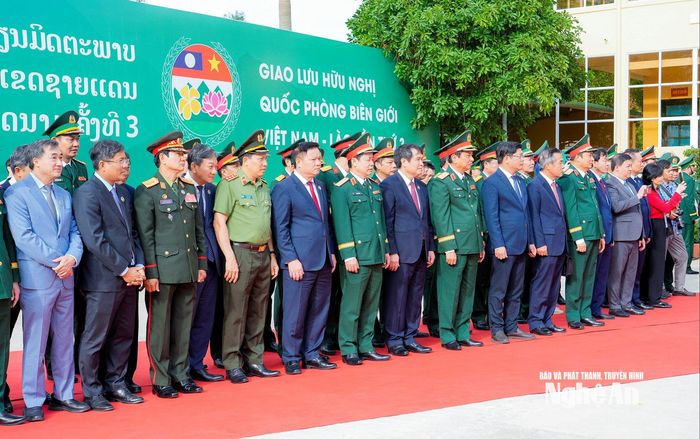 Đoàn đại biểu 2 nước tham quan màn biểu diễn võ thuật của Bộ đội Biên phòng tỉnh Nghệ An. Ảnh: Phạm Bằng