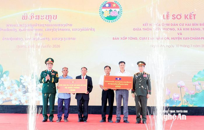 Đại tướng Phan Văn Giang và Đại tướng Khamliang Outhakaysone tặng quà cho thôn Thủy Phong, xã Kim Bảng và xã Sơn Lâm. Ảnh: Phạm Bằng