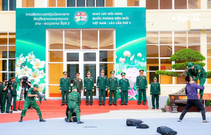 Đại tướng Phan Văn Giang và Đại tướng Khamliang Outhakaysone tham quan màn biểu diễn võ thuật của Bộ đội Biên phòng tỉnh Nghệ An. Ảnh: Phạm Bằng