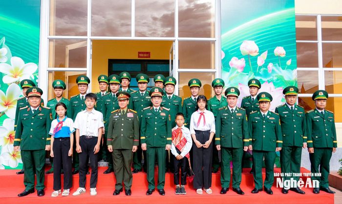 Đại tướng Phan Văn Giang và Đại tướng Khamliang Outhakaysone hỏi thăm các cháu con nuôi Đồn Biên phòng Cửa khẩu Thanh Thủy. Ảnh: Phạm Bằng