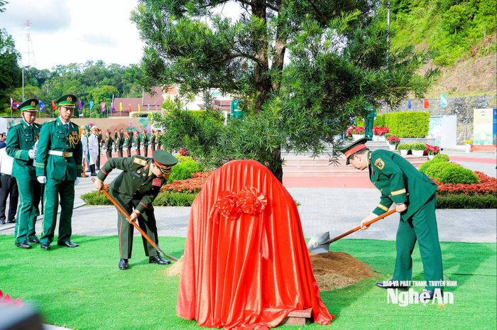 Đại tướng Phan Văn Giang và Đại tướng Khamliang Outhakaysone trồng cây lưu niệm gần cột mốc 460. Ảnh: Phạm Bằng