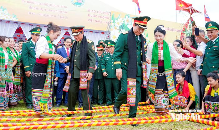 Đại tướng Phan Văn Giang và Đại tướng Khamliang Outhakaysone giao lưu văn hóa, văn nghệ với người dân. Ảnh: Phạm Bằng