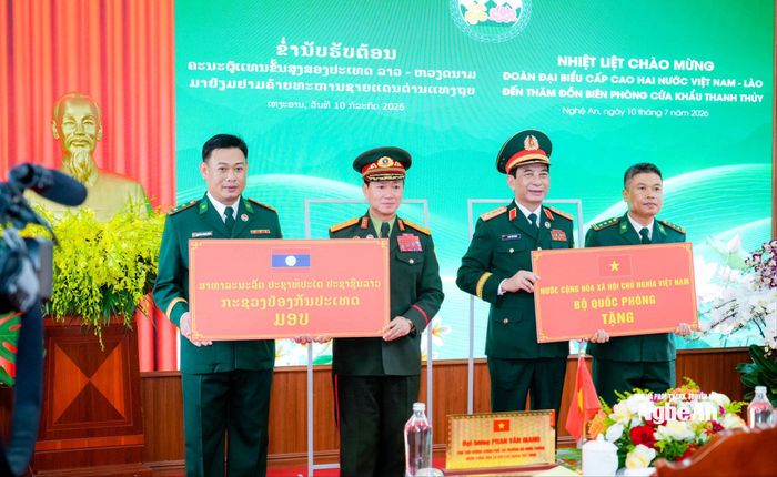 Đại tướng Phan Văn Giang và Đại tướng Khamliang Outhakaysone tặng quà cho cán bộ, chiến sĩ Đồn Biên phòng Cửa khẩu Thanh Thủy. Ảnh: Phạm Bằng