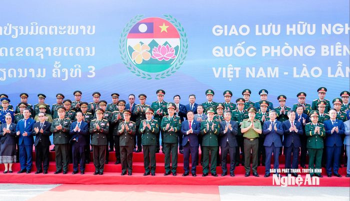 Đoàn đại biểu 2 nước chụp ảnh lưu niệm tại Cửa khẩu Quốc tế Thanh Thủy. Ảnh: Phạm Bằng