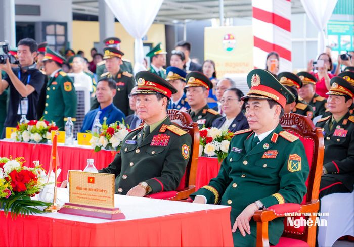 Đại tướng Phan Văn Giang, Đại tướng Khamliang Outhakaysone dự lễ sơ kết kết nghĩa cụm dân cư hai bên biên giới giữa thôn Thủy Phong, xã Kim Bảng, tỉnh Nghệ An (Việt Nam) với bản Xốp Tờng, xã Nặm On, huyện Xay Chăm Phon, tỉnh Bôlykhămxay (Lào). Ảnh: Phạm Bằng