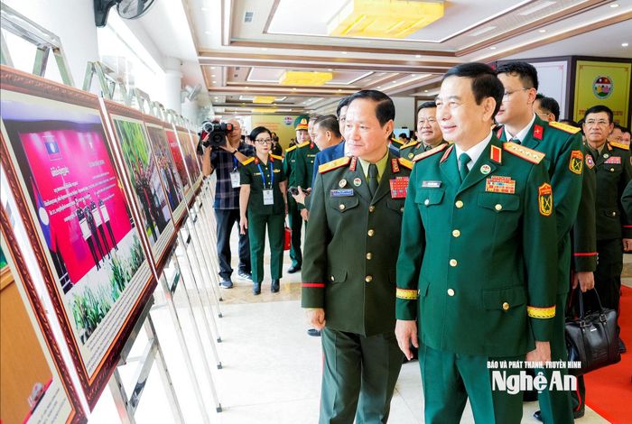 Đại tướng Phan Văn Giang và Đại tướng Khamliang Outhakaysone tham quan triển lãm hợp tác quốc phòng hai nước Việt Nam và Lào. Ảnh: Phạm Bằng