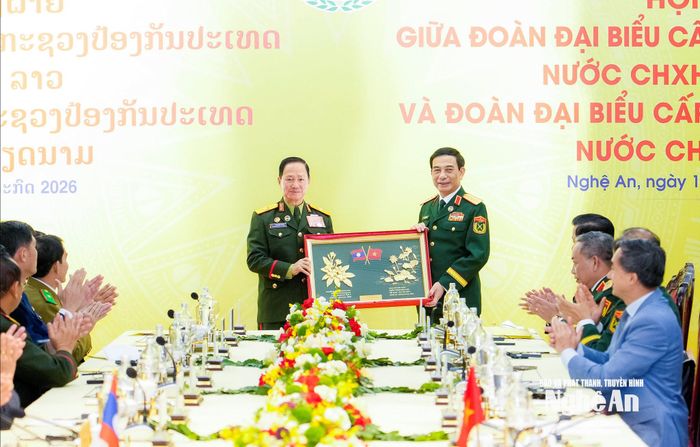 Đại tướng Phan Văn Giang tặng quà lưu niệm đến Đại tướng Khamliang Outhakaysone. Ảnh: phạm Bằng