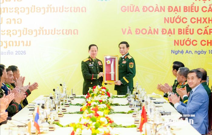 Đại tướng Khamliang Outhakaysone tặng quà lưu niệm đến Đại tướng Phan Văn Giang. Ảnh: Phạm Bằng