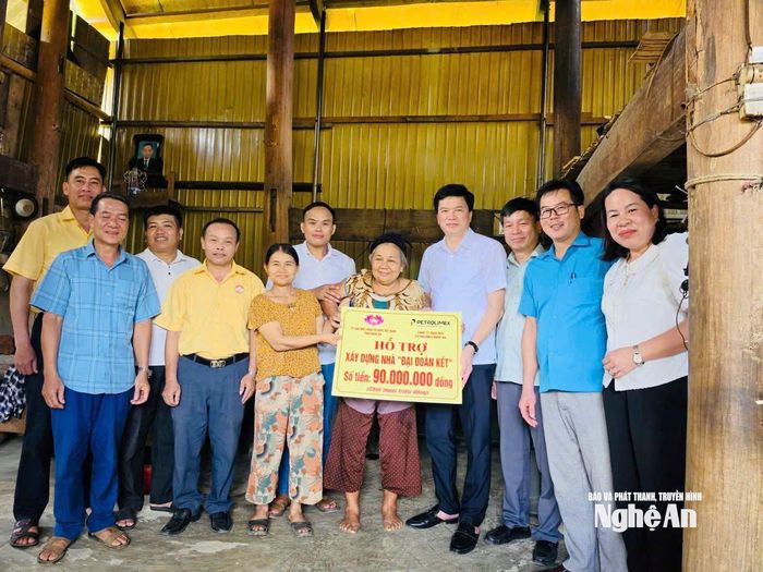 Trao 90 triệu đồng hỗ trợ xây dựng nhà "Đại đoàn kết" cho hộ gia đình bà Kha Thị Sơn ở bản Đình Thắng. Ảnh: Khánh Hiền