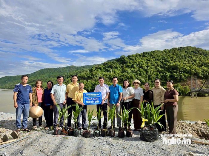 Đồng chí Nguyễn Đình Hùng - Ủy viên Ban Thường vụ Tỉnh ủy, Phó Chủ tịch Thường trực Ủy ban MTTQ Việt Nam tỉnh trao tặng 100 cây dừa, góp phần tạo cảnh quan môi trường xanh, sạch, đẹp tại địa phương. Ảnh: Khánh Hiền