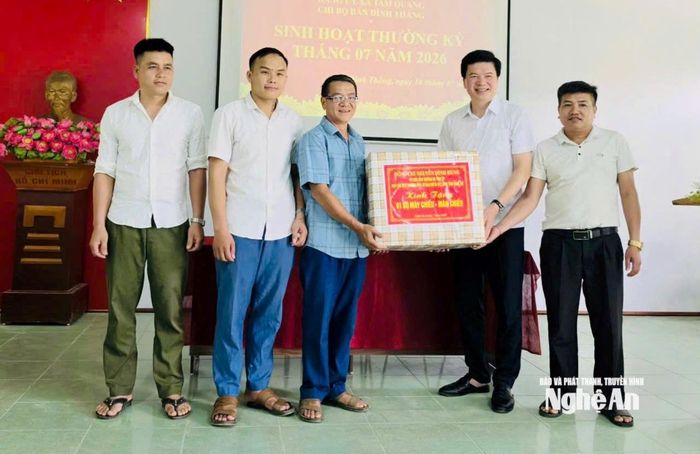 Trao tặng 1 bộ máy chiếu và màn chiếu cho Chi bộ, Ban Quản lý và Nhân dân bản Đình Thắng, xã Tam Quang. Ảnh: Khánh Hiền