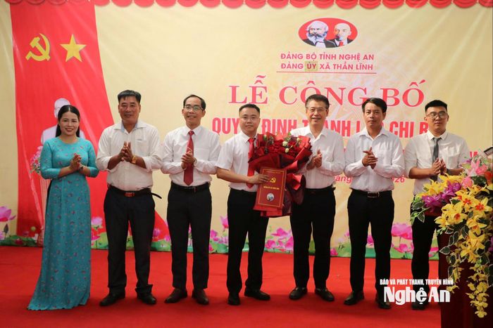 Lãnh đạo Ban tổ chức Tỉnh ủy và Đảng ủy xã Thần Lĩnh tặng hoa và trao quyết định thành lập chi bộ cơ sở văn phòng Công ty TNHH Xây dựng Hoa Việt. Ảnh: N.Q