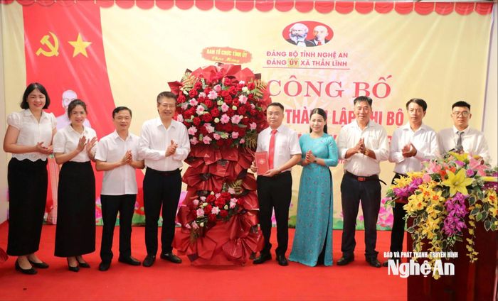 Ban Tổ chức Tỉnh ủy tặng hoa chúc mừng Chi bộ cơ sở văn phòng công ty TNHH Xây dựng Hoa Việt. Ảnh: NQ