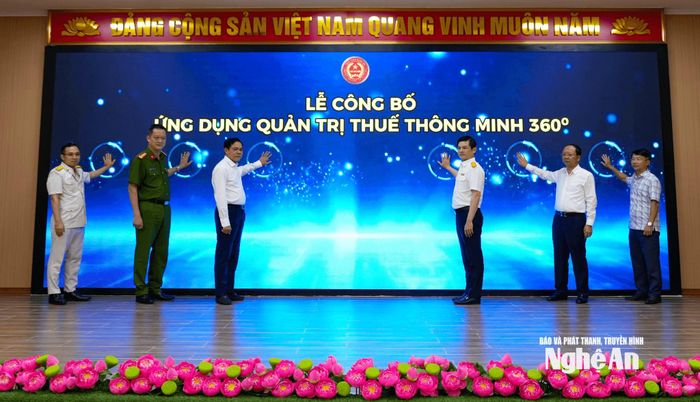 Các đại biểu tiến hành nghi thức kích hoạt ứng dụng “Quản trị thuế thông minh 360 độ”. Ảnh: T.P