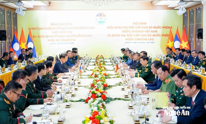 Hội đàm giữa Bộ trưởng Bộ Quốc phòng Việt Nam và Bộ trưởng Bộ Quốc phòng Lào. Ảnh: Phạm Bằng