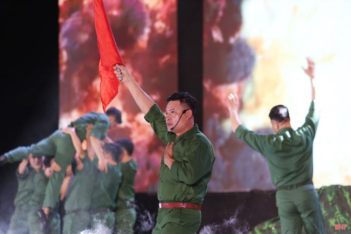 Chương trình được dàn dựng công phu theo các hình thức hoạt cảnh kết hợp dân ca ví, giặm, những làn điệu ca trù, lời bình và âm nhạc; tái hiện chân thực, xúc động và đầy tự hào về cuộc chiến đấu kiên cường, anh dũng của các anh hùng liệt sĩ Đại đội Pháo binh 45 Hà Tĩnh.