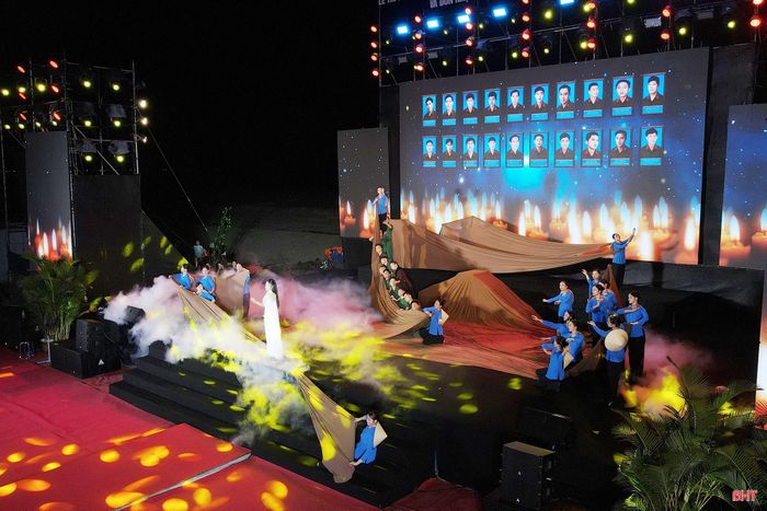 Chương 2 “Lửa thép Bãi Dừa” khắc họa cuộc chiến đấu ác liệt, tinh thần quyết tử và sự hy sinh anh dũng của các cán bộ, chiến sĩ Đại đội Pháo binh 45 Hà Tĩnh trong trận chiến bảo vệ biển trời quê hương.