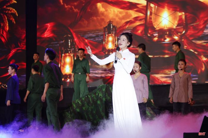  Tiếng bom đạn, hoạt cảnh chiến đấu, lời thoại kịch cùng những ca khúc trầm hùng đã làm sống dậy trận chiến khốc liệt, tôn vinh tinh thần “quyết tử cho Tổ quốc quyết sinh” của các anh hùng liệt sĩ. 