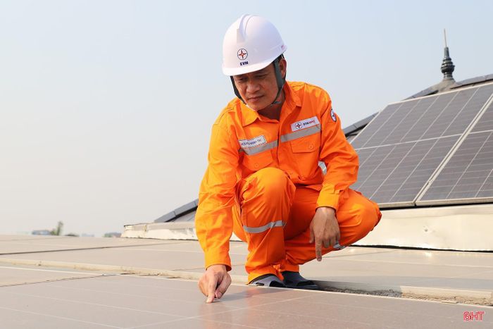 Công ty Điện lực Hà Tĩnh tiếp tục phối hợp hỗ trợ khách hàng trong quá trình lắp đặt ĐMTMN tự sản, tự tiêu.