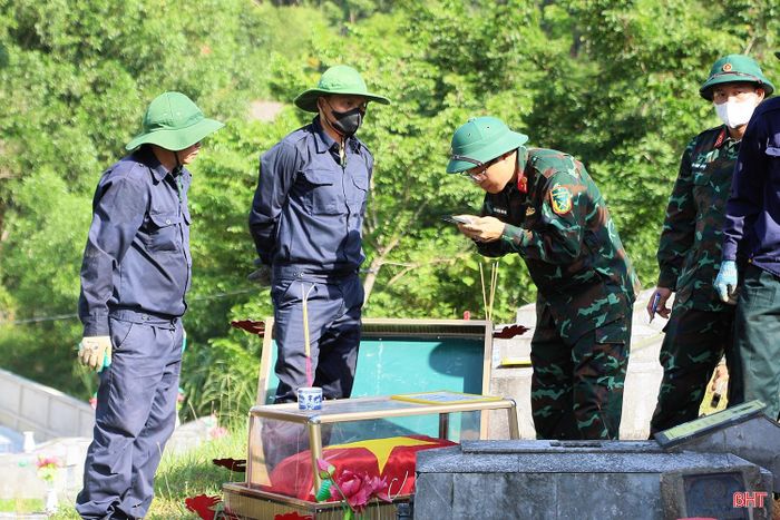  Các dữ liệu như số mộ, khu mộ, hàng mộ... được đối chiếu, lập danh sách và quản lý chặt chẽ, đồng bộ, bảo đảm không xảy ra sai sót trong quá trình khai quật, lấy mẫu, số hóa; đồng thời tạo thuận lợi cho việc hoàn trả mẫu hài cốt đúng vị trí ban đầu sau khi hoàn thành giám định. 