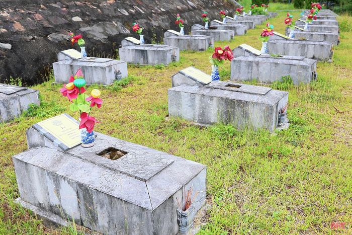 Nghĩa trang Liệt sĩ Nầm hiện có 1.195 phần mộ, trong đó có 3 mộ tập thể, 35 mộ đã di chuyển, 457 mộ có đầy đủ thông tin, hơn 60 mộ có một phần thông tin và gần 600 phần mộ chưa xác định được thông tin - thuộc diện lấy mẫu ADN trong đợt này. Khối lượng công việc lớn đặt ra không ít áp lực đối với các thành viên tổ khai quật, lấy mẫu hài cốt liệt sĩ. Theo kế hoạch, công tác lấy mẫu tại nghĩa trang này được thực hiện trong 15 ngày (từ 6/7 đến hết 20/7).