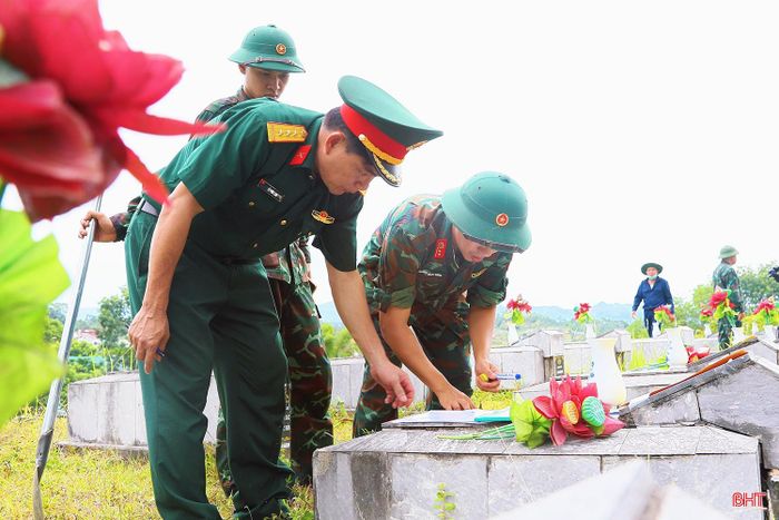 Dưới thời tiết nắng nóng, các chiến sĩ tổ khai quật, lấy mẫu hài cốt liệt sĩ rà soát kỹ lưỡng thông tin của từng phần mộ.