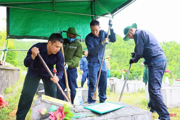 Không chỉ có khối lượng công việc lớn, Nghĩa trang Liệt sĩ Nầm còn có địa hình đồi dốc, thời tiết nắng nóng khiến công tác khai quật, lấy mẫu gặp nhiều khó khăn. Điều này đòi hỏi các thành viên trong tổ phải duy trì cường độ làm việc cao, bảo đảm tiến độ nhưng vẫn tuân thủ nghiêm quy trình chuyên môn.