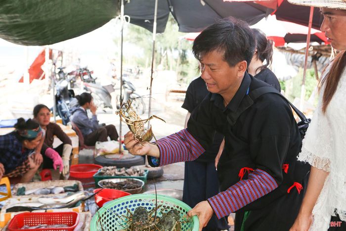 Tráng A Chu và các thành viên gia đình thích thú khám phá chợ hải sản tại bến thuyền Lạch Kèn thuộc thôn Yên Điềm (xã Lộc Hà).