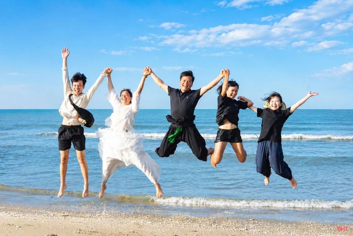 Các thành viên gia đình anh Tráng A Chu cùng thực hiện màn "jump shot" tại bãi biển Lộc Hà, tạo nên khoảnh khắc đầy năng lượng và gắn kết.