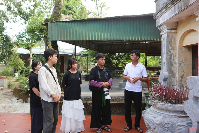 Anh Tráng A Chu cùng các thành viên gia đình tham quan các di tích lịch sử tại thôn Yên Điềm (xã Lộc Hà).