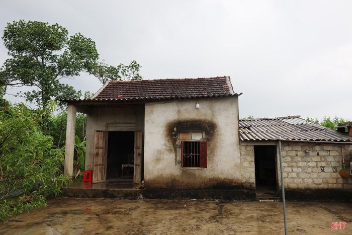 Ngôi nhà mà 2 mẹ con bà Nghi đang ở đã xuống cấp.