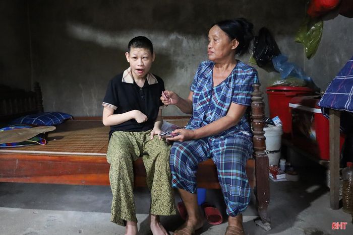 Bà Võ Thị Nghi vất vả chăm sóc con.